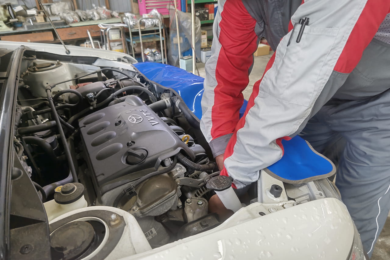 車のバッテリー交換の様子