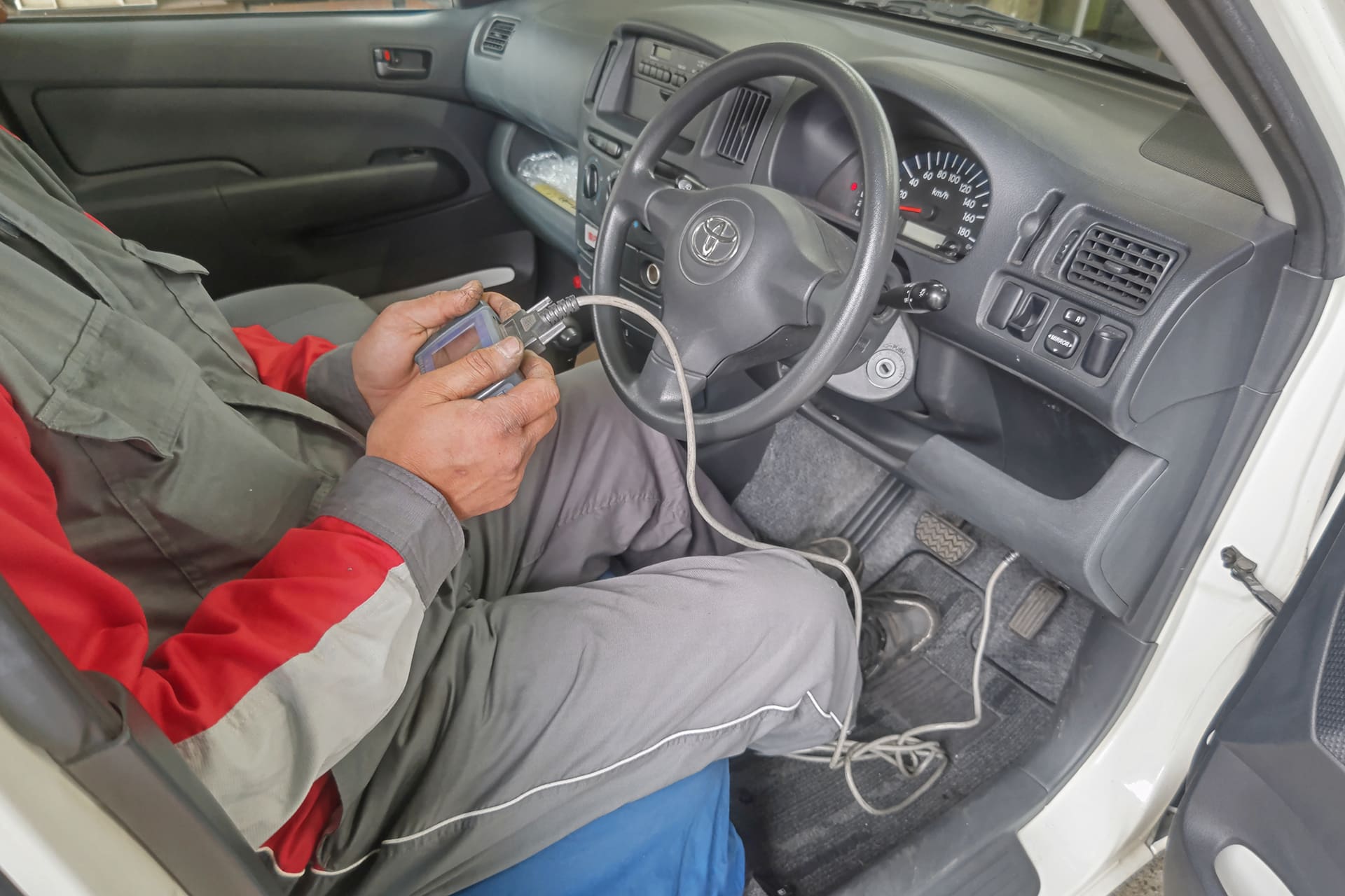 電装品整備をする様子